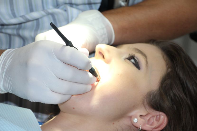 femeie-cu-plomba-dentara