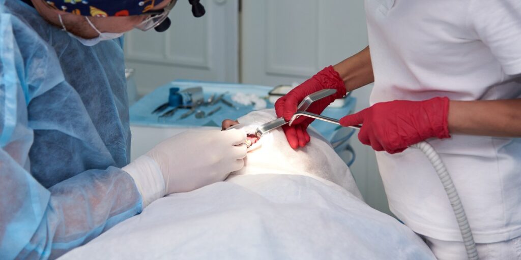 sinus lift operatie in implant dentar la Clinicile Trident
